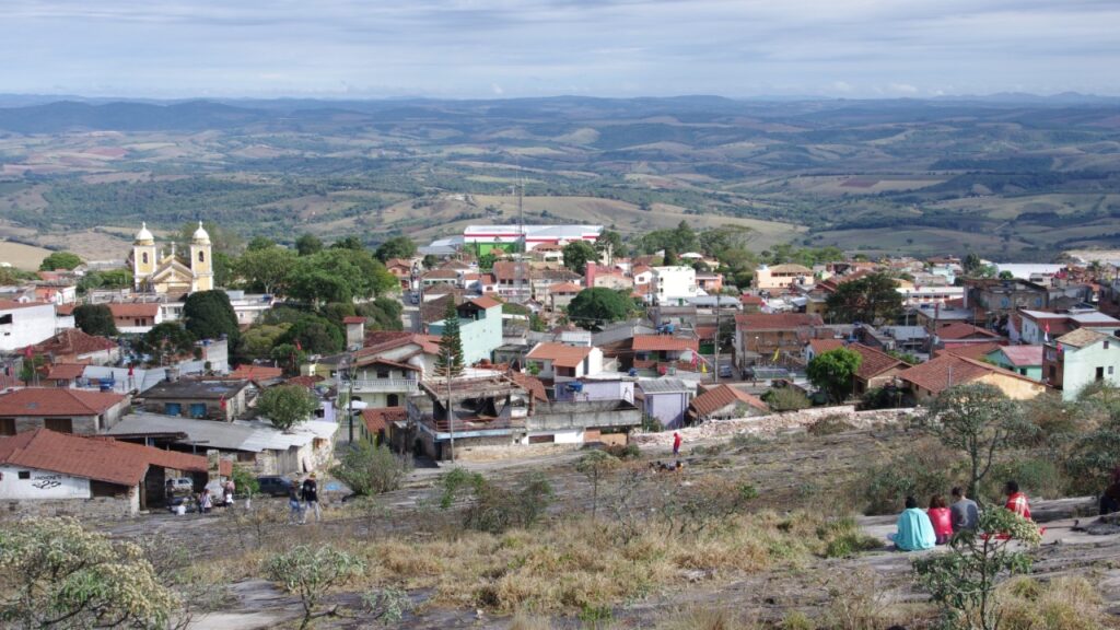 A cidade mineira onde uma pedra retirada da serra virou calçamento, construção e parte da identidade local
