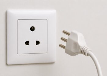 Por que algumas tomadas têm um terceiro pino e para que ele serve na instalação elétrica?
