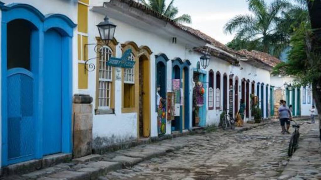 A cidade colonial entre o mar e a Mata Atlântica que se tornou o primeiro Patrimônio Mundial misto do Brasil, e o visitante pode sair de ruas do século XVIII para praias, cachoeiras e uma das florestas mais biodiversas do planeta no mesmo roteiro
