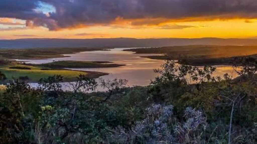 A pequena cidade mineira cercada por paredões da Serra da Canastra onde cachoeiras, cânions, cavernas e comida artesanal dividem o roteiro, e essa combinação levou o município à disputa de melhor vila turística do mundo em 2026