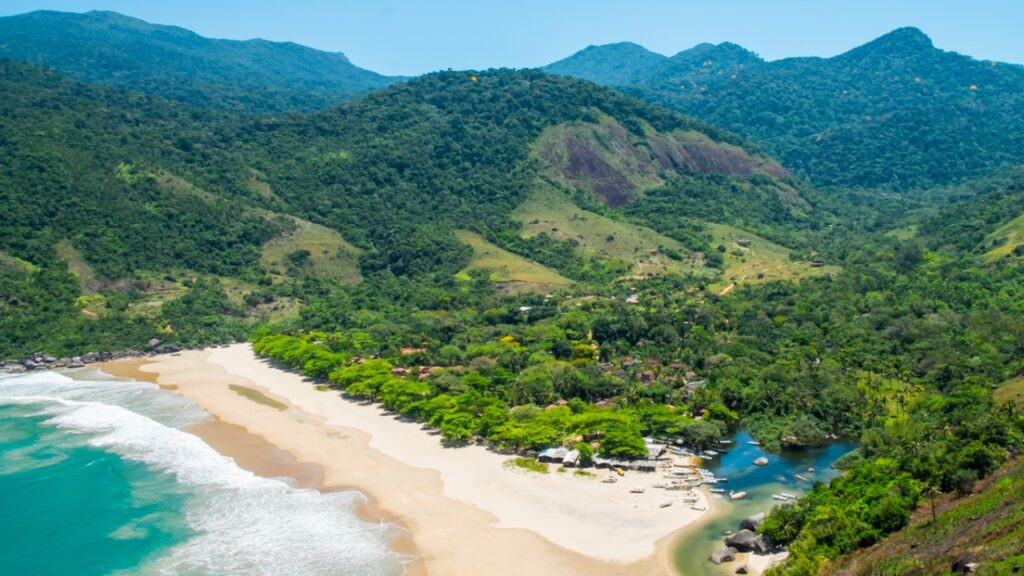 Mais de 80% do território deste município permanece protegido por um parque estadual, e algumas praias só aparecem depois de horas de trilha, travessia de cachoeiras, barco ou estrada de terra pela Mata Atlântica