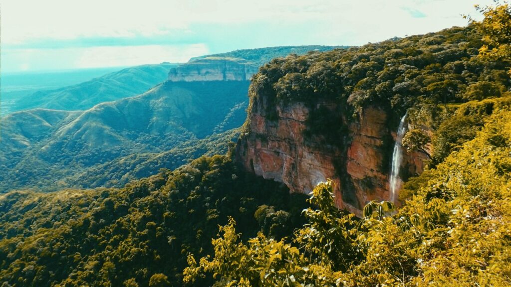 Cânions, paredões e pinturas rupestres cercam um município construído a mais de 800 metros de altitude, de onde é possível enxergar a planície pantaneira nos dias mais claros