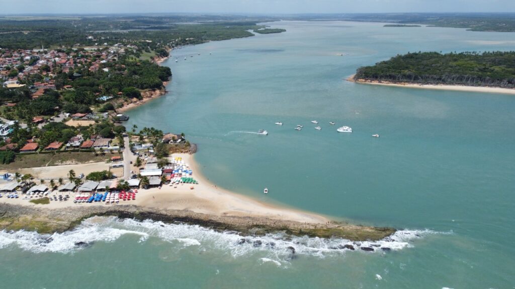 Praias cercadas por falésias dividem o mesmo município com uma lagoa de água salgada onde o pôr do sol virou atração turística, enquanto golfinhos, tartarugas e Mata Atlântica fazem parte dos passeios a poucos quilômetros do centro