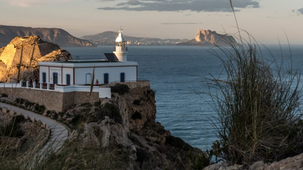A rota de uma cidade no sul da Espanha que contorna paredões e dunas entre um farol-museu, enseadas cristalinas e antigas minas