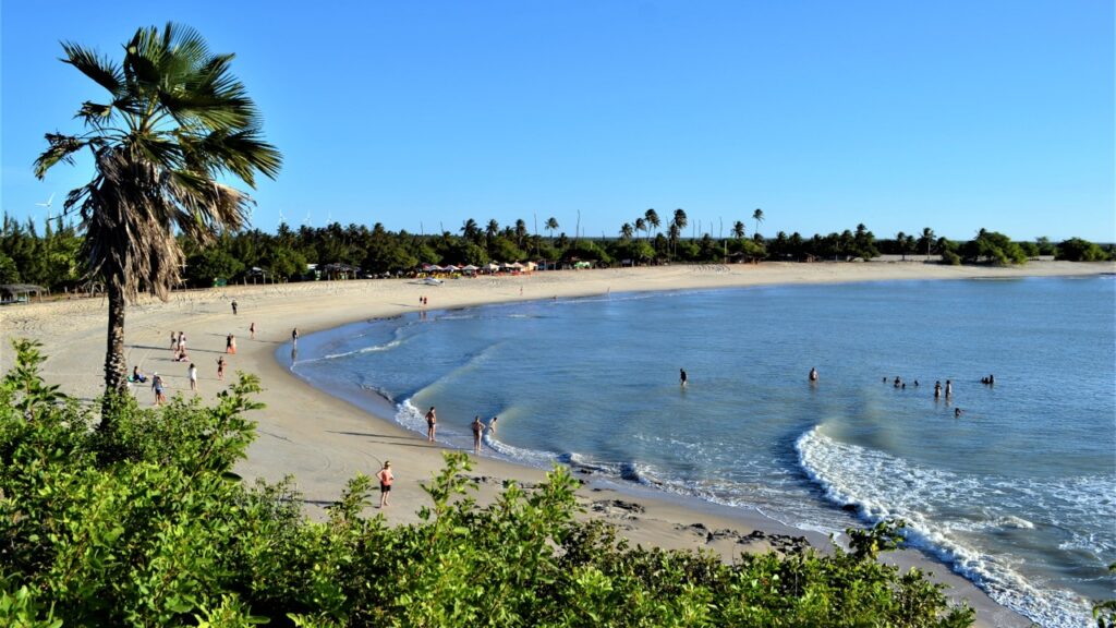 Os ventos quase constantes fizeram um pequeno município de praias tranquilas virar referência internacional para kitesurf e windsurf, e sua posição na “esquina” do continente ajuda a explicar por que tanta gente viaja até ali atrás do vento