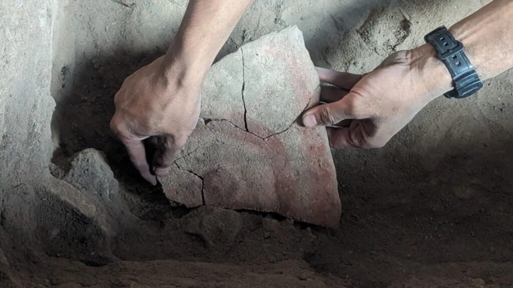 Placa pintada há 4 mil anos sugere que símbolos e ideias viajaram antes da cerâmica durante a grande expansão marítima austronésia