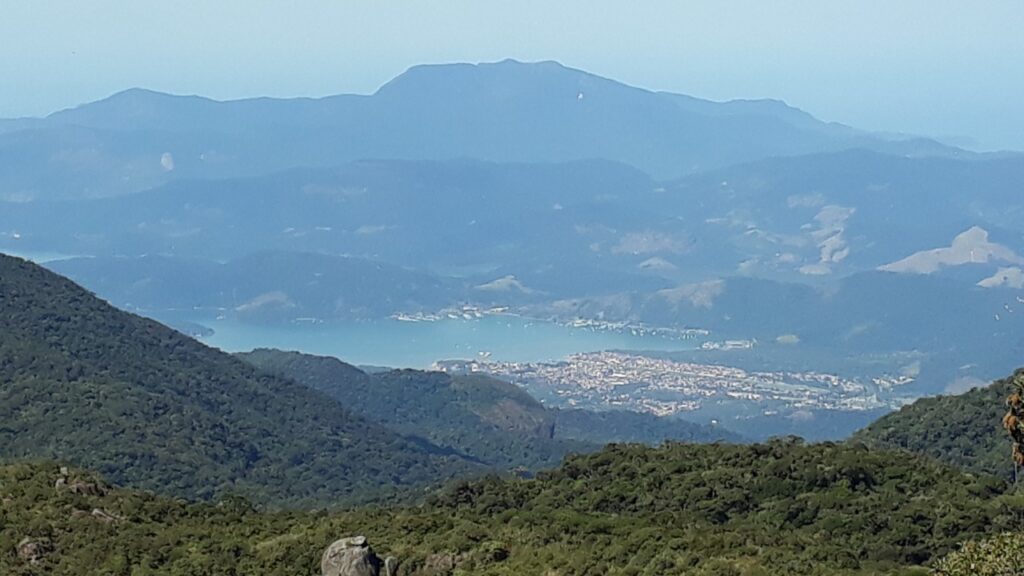 Do alto de uma montanha a 1.840 metros, o visitante consegue enxergar o litoral e ilhas a dezenas de quilômetros, enquanto esta cidade serrana completa o roteiro com ateliês de cerâmica japonesa, cachoeiras e gastronomia de montanha