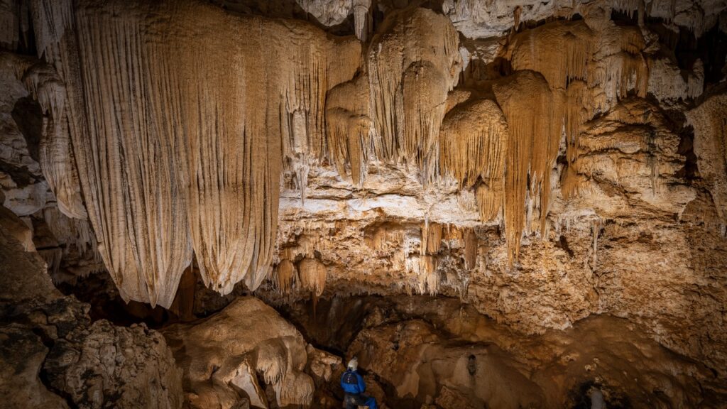Mais de 200 cavernas ficam protegidas entre dois municípios do sertão, e uma delas abriu oficialmente aos turistas em 2025 enquanto outra conserva pinturas rupestres nas paredes e no teto