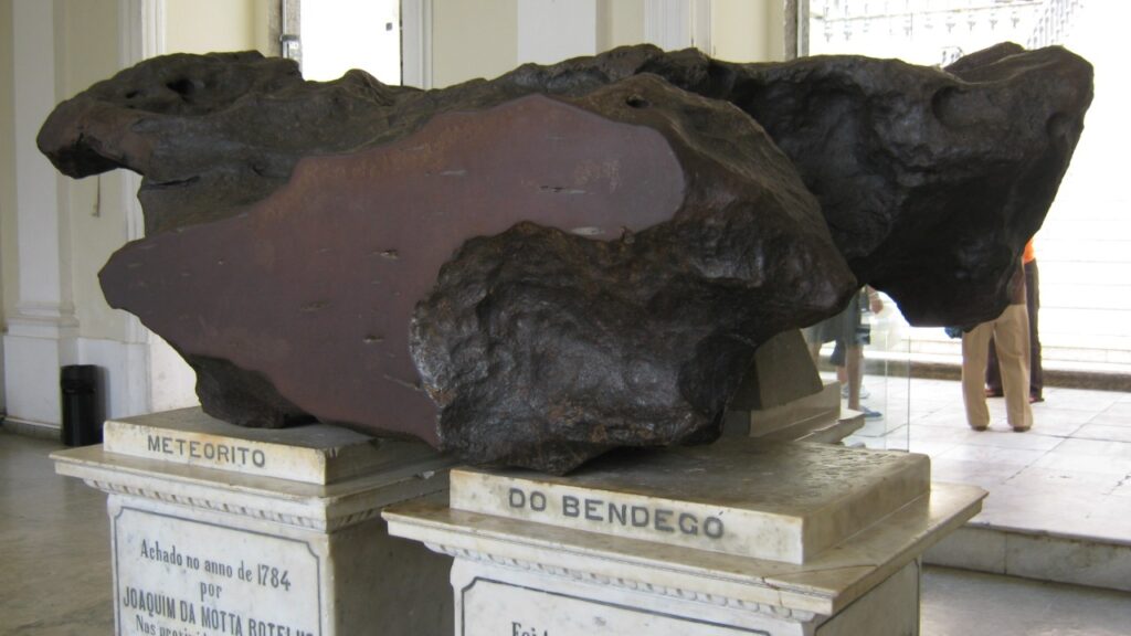 O incêndio que atingiu um museu brasileiro com cerca de 20 milhões de peças em 2018 encontrou um objeto que praticamente se recusou a desaparecer: um meteorito de 5,3 toneladas permaneceu intacto entre as ruínas e voltou a receber visitantes anos depois
