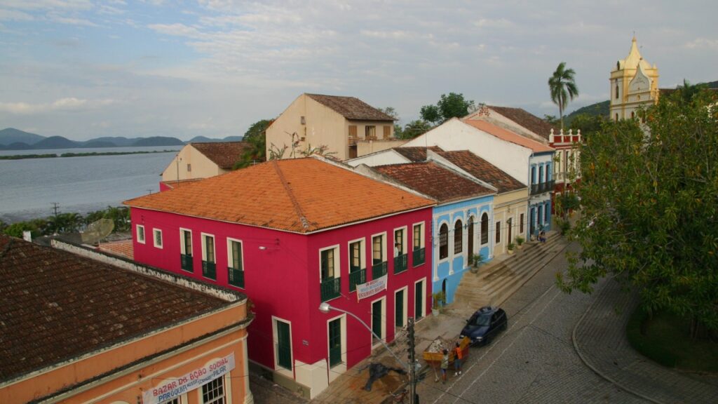 O mar encontra a Serra do Mar diante de uma cidade histórica onde ainda há restos de um sambaqui junto à praia, uma antiga estação lembra a época em que o porto era um dos maiores do país