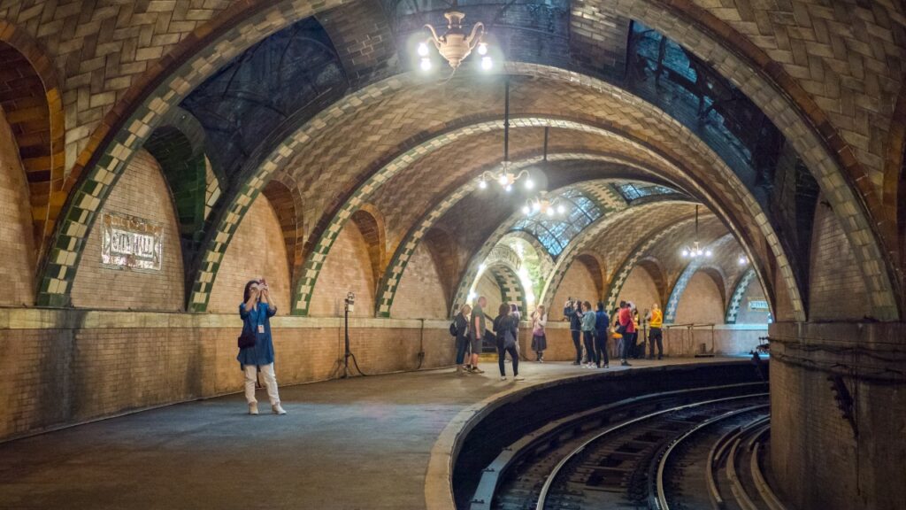 Estação fantasma escondida sob a região da Prefeitura de Nova York fechou há 81 anos, mas os trens ainda passam diante dela