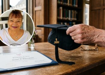 Aos 72 anos, avó de oito netos, ela usou um programa estadual que isenta a mensalidade de quem tem mais de 60, levou cinco anos cursando Administração Pública em ritmo próprio e recebeu o diploma diante da família inteira