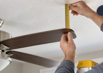 Marido de aluguel revela que o ventilador de teto que baixou de vibrar suave para "bater" com o tempo quase sempre tem uma pá 2 mm mais baixa que as outras, e ensina o teste do papel para descobrir qual