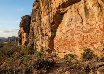 Arqueólogos encontraram no Piauí pinturas rupestres de 12 mil anos com pigmento que resistiu porque foi feito com sangue de animal e resina de jatobá, e a técnica só foi identificada em 2024