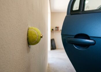 Para que serve cortar uma bola de tênis e fixá-la na parede da garagem