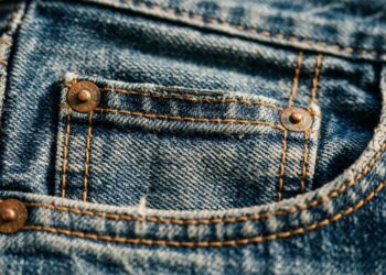 Pequeno bolso do jeans foi criado originalmente para guardar relógios de bolso - Imagem criada por inteligência artificial (ChatGPT / Olhar Digital)