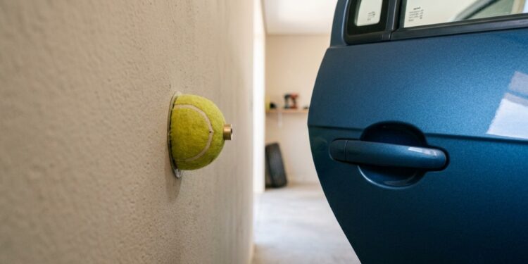 Para que serve cortar uma bola de tênis e fixá-la na parede da garagem