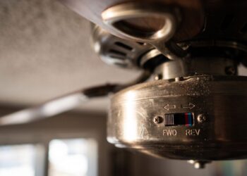 Girar o ventilador de teto no sentido contrário: para que serve e por que quase ninguém usa a chavinha lateral do aparelho
