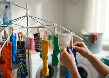 Homem transforma guarda-chuva quebrado em varal portátil com invenção que aproveita até as varetas