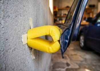 A gambiarra com macarrão de piscina que vira um “airbag” para a porta do carro dentro da garagem