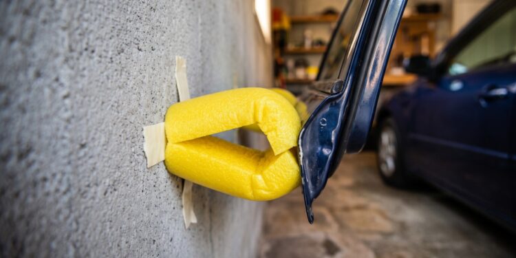 A gambiarra com macarrão de piscina que vira um “airbag” para a porta do carro dentro da garagem