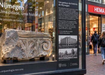 Fragmento da antiga loja V e D de Nijmegen encontrado após a queda do nível da água ganha espaço na HEMA