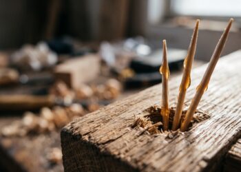 O parafuso gira em falso? A gambiarra caseira com palitos de dente que devolve “pegada” à madeira