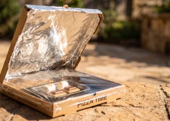 A invenção caseira com uma caixa de pizza, papel-alumínio e plástico transparente que transforma a luz do sol em um pequeno forno solar para aquecer alimentos