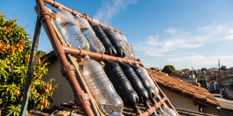 A invenção com garrafas PET e tubos de PVC que transforma o sol em água quente para o banho sem usar resistência elétrica