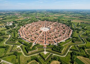 Vista do alto, uma cidade planejada da Itália se revela uma estrela perfeita com nove pontas e ruas que partem de um único centro