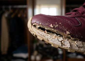 Sapateiro revela segredo para evitar que sapatos guardados no armário fiquem com o solado descolando