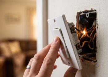 Marido de aluguel revela que o interruptor de luz que fica "soltinho" na parede, balançando o espelho, é o parafuso de fixação que afrouxa com o uso e nunca é reapertado e o risco real não é estético, é elétrico