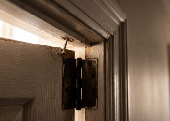 Marceneiro revela onde olhar primeiro quando a porta começa a “cair” e raspar no chão