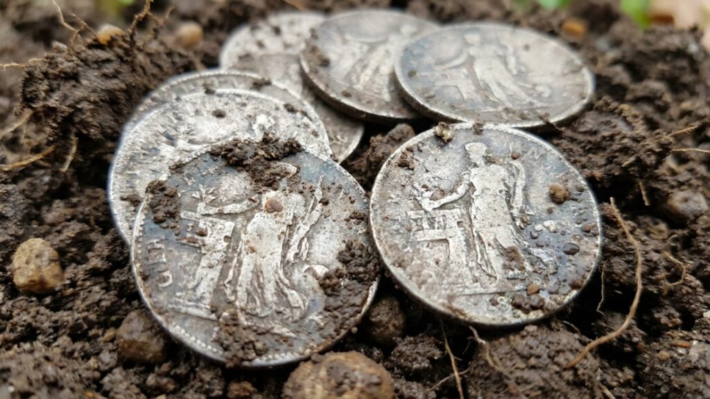 Obra para instalar esgoto encontra 285 moedas de prata a 50 cm do chão em Wettin, e documentos apontam para um dos homens mais ricos da cidade