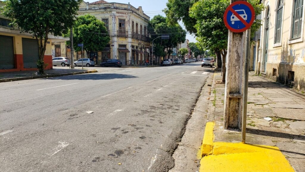 Para que serve a faixa amarela pintada no meio-fio e por que a multa muda conforme ela esteja contínua ou interrompida