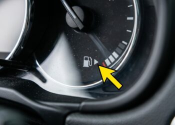 Para que serve o triângulo pequeno impresso ao lado do marcador de combustível no painel: ele indica de que lado fica a tampa do tanque e existe desde 1989