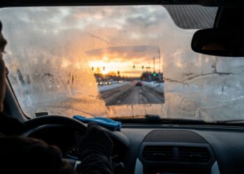 Passar álcool no vidro interno do carro no inverno: para que serve e por que motoristas antigos fazem isso antes de ligar o desembaçador