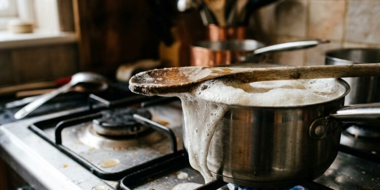 Por que colocar uma colher de madeira sobre a panela nem sempre impede o leite de derramar
