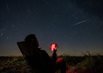Para que serve olhar 20 minutos para o escuro antes de procurar meteoro: a adaptação da visão noturna leva esse tempo, qualquer olhada no celular zera o processo, e é por isso que tanta gente diz que não viu nada na noite da chuva de meteoros