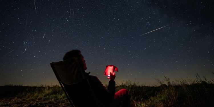 Para que serve olhar 20 minutos para o escuro antes de procurar meteoro: a adaptação da visão noturna leva esse tempo, qualquer olhada no celular zera o processo, e é por isso que tanta gente diz que não viu nada na noite da chuva de meteoros