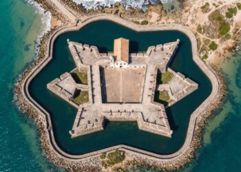 Vista do alto, uma fortaleza brasileira em Natal revela uma estrela de cinco pontas ligada a uma defesa iniciada em 1598