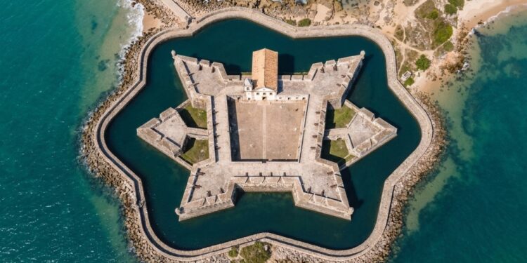 Vista do alto, uma fortaleza brasileira em Natal revela uma estrela de cinco pontas ligada a uma defesa iniciada em 1598