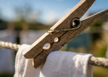 Para que serve o segundo furo do pregador de roupa e por que os dois têm tamanhos diferentes: um segura o varal, o outro segura o tecido grosso
