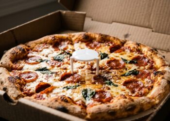 Para que serve a pequena peça de plástico no meio da pizza que quase todo mundo joga fora sem pensar