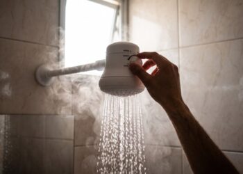 O chuveiro elétrico no inverno a 7.500 watts pesa mais na conta que todos os eletrodomésticos da cozinha somados, e trocar a resistência gasta reduz o consumo imediatamente
