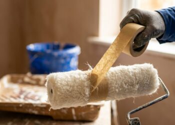 Pintor revela por que passa fita adesiva num rolo novinho antes de deixá-lo chegar perto da parede