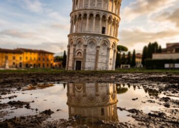 Cientistas mediram a torre de Pisa e concluíram que ela para de tombar em terremoto justamente por causa do solo mole que a fez entortar, e a inclinação diminuiu 4 centímetros nos últimos 20 anos