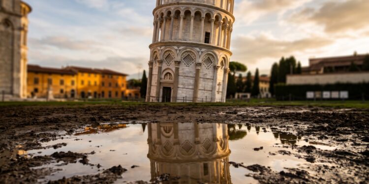 Cientistas mediram a torre de Pisa e concluíram que ela para de tombar em terremoto justamente por causa do solo mole que a fez entortar, e a inclinação diminuiu 4 centímetros nos últimos 20 anos