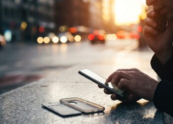 Técnicos em segurança explicam o que fazer nos primeiros 10 minutos depois de ter o celular roubado, por que bloquear o aparelho antes de bloquear a conta é a ordem errada, e qual número liga direto para o banco sem passar por atendente