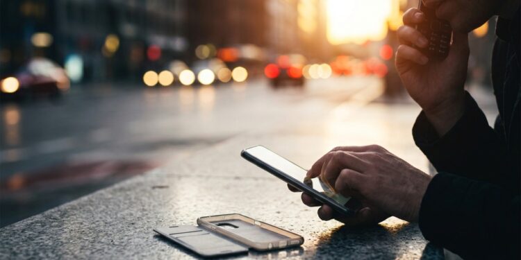 Técnicos em segurança explicam o que fazer nos primeiros 10 minutos depois de ter o celular roubado, por que bloquear o aparelho antes de bloquear a conta é a ordem errada, e qual número liga direto para o banco sem passar por atendente